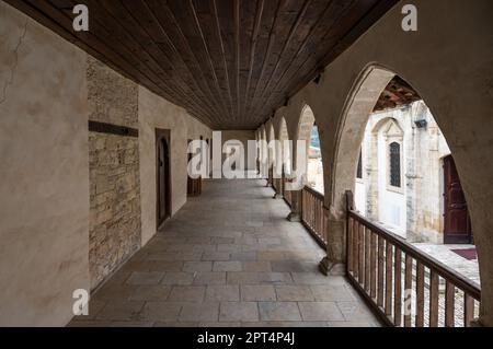 Omodos, Limassol District, Zypern, 24. März 2023 - überdachte Halle am Innenhof des Klosters des Heiligen Kreuzes Stockfoto