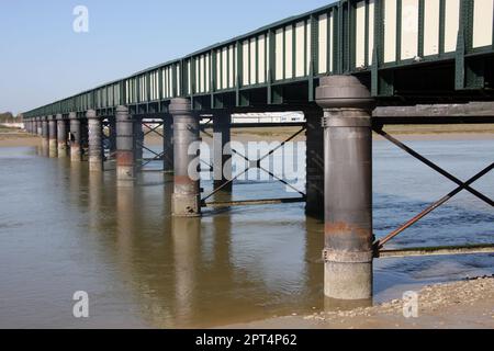 Die Eisenbahnbrücke über den Fluss Adur in Shoreham Sussex England Stockfoto