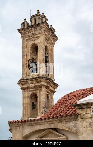 Omodos, Viertel Limassol, Zypern, 24. März 2023 - Historischer Turm des Klosters des Heiligen Kreuzes Stockfoto