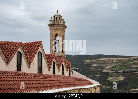 Omodos, Viertel Limassol, Zypern, 24. März 2023 - Historischer Turm des Klosters des Heiligen Kreuzes Stockfoto