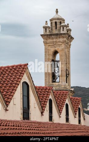 Omodos, Viertel Limassol, Zypern, 24. März 2023 - Historischer Turm des Klosters des Heiligen Kreuzes Stockfoto