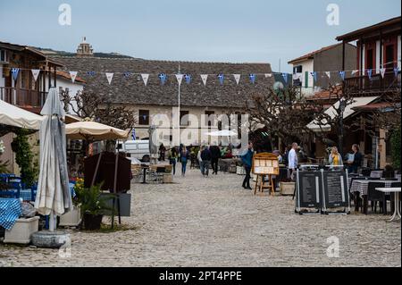 Omodos, Limassol District, Zypern, 24. März 2023 - Terrassen und Restaurants am Marktplatz des Dorfes Stockfoto