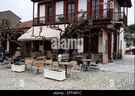 Omodos, Limassol District, Zypern, 24. März 2023 - Terrassen und Restaurants am Marktplatz des Dorfes Stockfoto