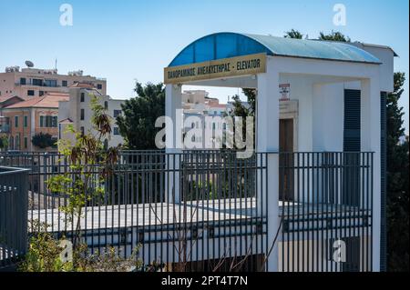 Paphos, Zypern - 27. März 2023 - Aufzug auf dem Gemeindemarkt in Richtung Busbahnhof Stockfoto