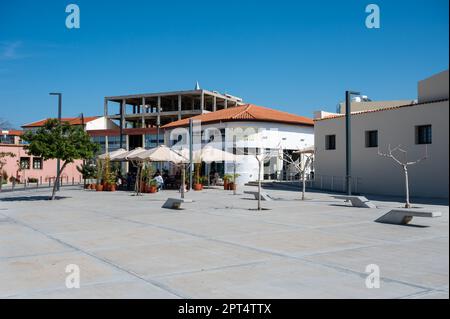 Paphos, Zypern - 27. März 2023 - Gemeindemarkt und Rathaus vor blauem Himmel Stockfoto