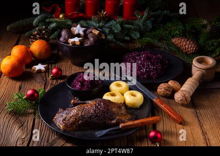 Gänsebraten Sie mit Bratapfel, Rotkohl und Knödel Stockfoto