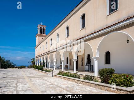 EMBA, Paphos District, Zypern - 27. März 2023 - die griechisch-orthodoxe Kirche Saint Andrew, ein zeitgenössischer Bau vor blauem Himmel Stockfoto