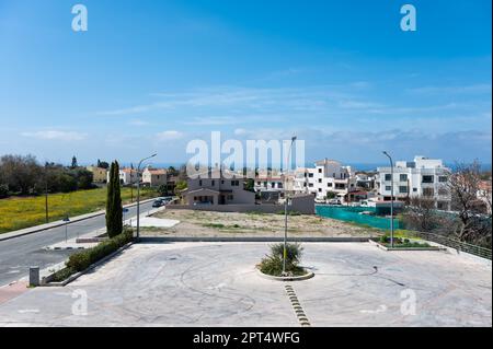 EMBA, Paphos District, Zypern - 27. März 2023 - dekorierter Dorfplatz vor blauem Himmel Stockfoto