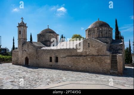 EMBA, Paphos District, Zypern - 27. März 2023 - die Kirche Panagia Chryseleousa vor blauem Himmel Stockfoto