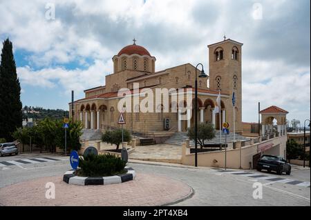 Tala, Paphos District, Zypern - 27. März 2023 - die orthodoxe Kirche des Dorfes am Hauptplatz Stockfoto