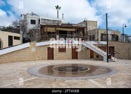 Tala, Paphos-Viertel, Zypern - 27. März 2023 - Panoramablick über den Dorfplatz und den Brunnen Stockfoto