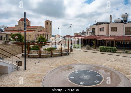 Tala, Paphos-Viertel, Zypern - 27. März 2023 - Panoramablick über den Dorfplatz und den Brunnen Stockfoto