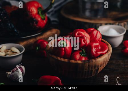 Habanero Peppers, verkohlter roter Pfeffer und geröstete Knoblauchzehen zum Kochen hausgemachter heißer Chili-Sauce Stockfoto