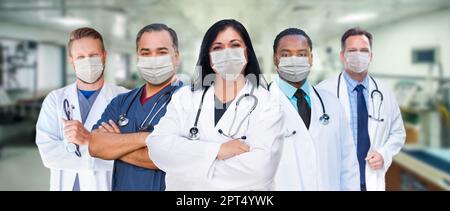 Verschiedene medizinische Mitarbeiter im Gesundheitswesen tragen medizinische Gesichtsmasken inmitten der Coronavirus-Pandemie im Krankenhaus. Stockfoto