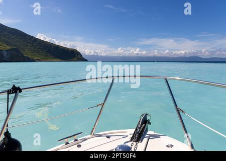 Segelyacht auf dem Weg zum Milk Sea auf Guishan Island Yilan Stockfoto