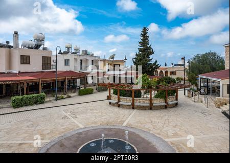 Tala, Paphos-Viertel, Zypern - 27. März 2023 - Panoramablick über den Dorfplatz und den Brunnen Stockfoto