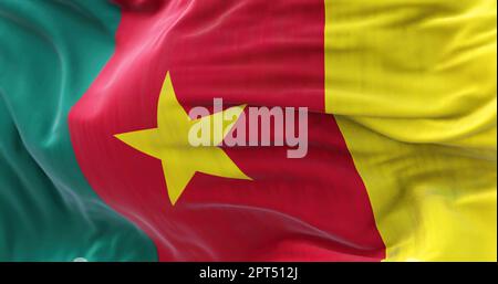 Nahaufnahme der im Wind winkenden Nationalflagge Kameruns. Die Republik Kamerun ist ein Land in West-Zentralafrika. Texturierter Rückenstoff Stockfoto