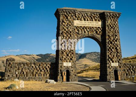 Der historische Roosevelt Arch am nördlichen Eingang zum Yellowstone-Nationalpark Stockfoto