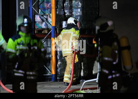 Dresden, Deutschland. 27. April 2023. Feuerwehrleute sind bei einem Feuer in einer Wäscherei im Pieschener Viertel beschäftigt. Kredit: Robert Michael/dpa/Alamy Live News Stockfoto