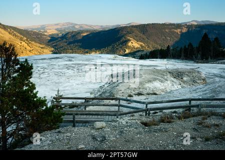 Blick am späten Nachmittag in den Südosten über der Upper Terrace in Mammoth Hot Springs im Yellowstone-Nationalpark Stockfoto