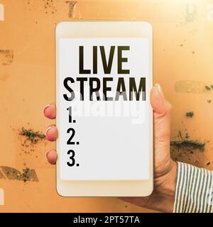 Handgeschriebenes Schild Live Stream, Wort, auf das geschrieben wird, um Video- oder Audiomaterial unter Nutzung des Internets zu übertragen Stockfoto