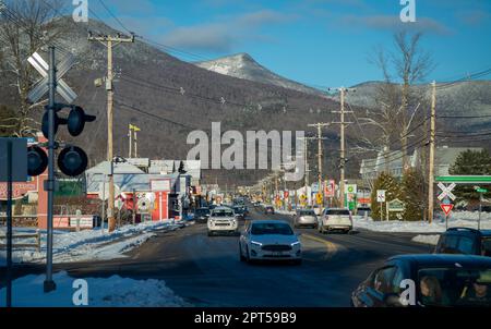 Verkehr auf der Main Street in Lincoln, New Hampshire, USA. Eine kleine Stadt 131 Meilen (211 km) nördlich von Boston, MA, mit ca. 1,000 Einwohnern in den White Mountains, die an das große Loon Mountain Skigebiet angrenzen. Stockfoto