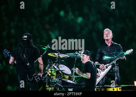 AMSTERDAM - 27./04./2023, Rockband Metallica mit Sänger und Gitarrist James Hetfield, Drummer Lars Ulrich, Gitarrist Kirk Hammett und Bassist Robert Trujillo) während einer Vorstellung (M72 World Tour) in der Johan Cruijff Arena. ANP PAUL BERGEN niederlande raus - belgien raus Stockfoto