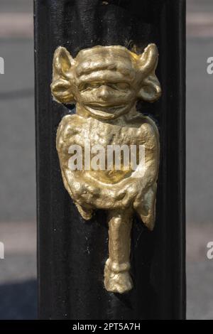 Legende des Lincoln Imp, Lincoln Cathedral, Orte in ganz Lincolnshire, alte Legende, Teufel schickte seine Imps, alte Ladenfront, Graffiti bunt. Stockfoto