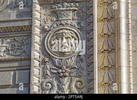 Loew's Kings Theatre, ein klassischer Filmpalast aus dem Jahr 1929, wurde 2013-2014 nach mehr als 35 Jahren der Vernachlässigung restauriert. Fassadendetails. Stockfoto