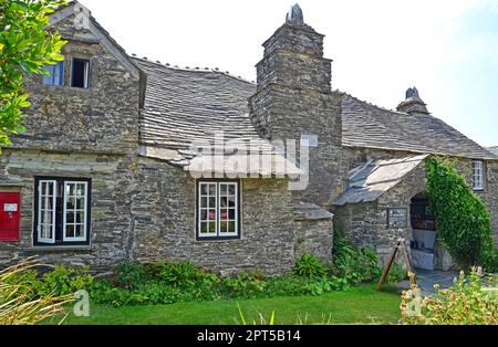 14. Jahrhundert Tintagel Old Post Office, Vorderstraße, Tintagel, Cornwall, England, Vereinigtes Königreich Stockfoto