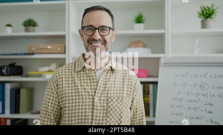 Mittelalter, selbstbewusster männlicher Lehrer im Klassenzimmer Stockfoto