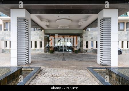 Paphos, Zypern - 27. März 2023 - Eingang mit modernen Säulen eines luxuriösen Hotels Stockfoto