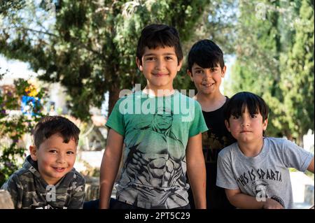 EMBA, Paphos District, Zypern - 27. März 2023 - Porträt von 4 Brüdern, kleinen Kindern vor einem Naturhintergrund Stockfoto