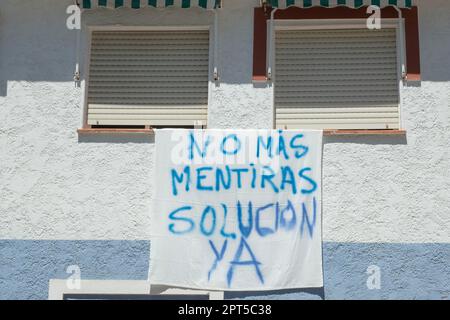 Banner an der Gebäudewand mit spanischen Wörtern No Mas mentiras, Solucion Ya. Die Leute protestieren, widersprechen Entscheidungen der Kommunalverwaltung, Wahlen Stockfoto