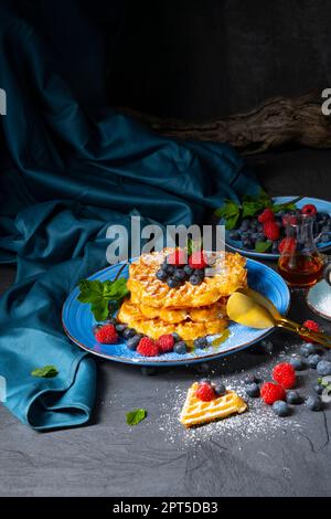Einfache süße Waffeln mit Himbeeren und Heidelbeeren Stockfoto