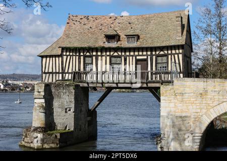 Vernon ist eine Gemeinde im französischen Departement Eure, der Verwaltungsregion der Normandie, Nordfrankreich. Es liegt am Ufer der seine, etwa auf halbem Weg zwischen Paris und Rouen. Vernon ist eine Gemeinde im französischen Departement Eure, der Verwaltungsregion der Normandie, Nordfrankreich. Es liegt am Ufer der seine, etwa auf halbem Weg zwischen Paris und Rouen. Die alte Mühle von Vernon, die Old Mill Bridge, die Old Mill Bridge von Vernon, die alte Mühle, Brücke, At, vernon, in, frankreich, over, the, Flusswade, Normandie, Normandie, Nordwestfrankreich, Frankreich, Europa, Europa, die, alt, Mühle, Brücke, A Stockfoto