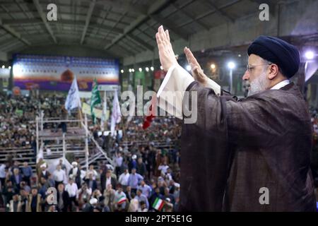 27. April 2023, Ahwaz, Chuzestan, Iran: Der iranische Präsident EBRAHIM RAISI spricht bei der Versammlung der Ahwaz-Menschen. Vor dem Volk von Chuzestan sagte der Präsident: "Ich habe das gleiche Versprechen, das Ihr Volk von Chuzestan gegenüber dem religiösen Juristen, der Revolution, habt. Es geht nicht um die Abstimmung, in unserer religiösen Kultur und im kulturellen System ist der Platz des Paktes viel höher als die Wahl, und so wie Sie Ihrem Pakt mit dem System und der Revolution treu sind, bin ich auch meinem Pakt mit Ihnen treu' (Kreditbild: © iranische Präsidentschaft via ZUMA Press Wire) Stockfoto