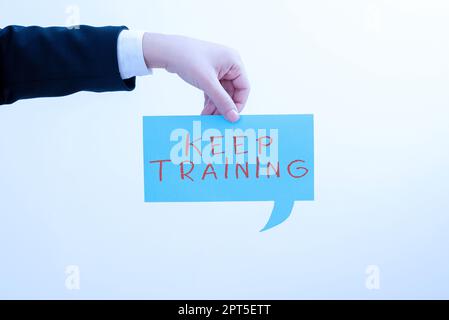 Schild mit der Anzeige Keep Training, Business Idea Grounding Bohren immer Wunder sei neugierig Lernen Stockfoto