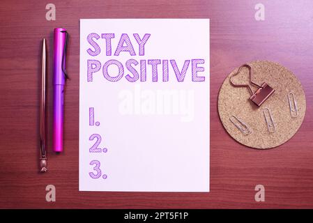 Handschriftliche Texte Bleiben Sie positiv, Geschäftsansatz Erwecken Sie die Gedanken Sinnen Sie optimistisch und real Stockfoto