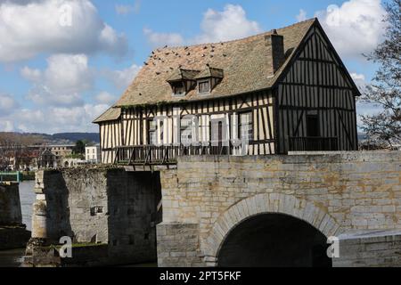 Vernon ist eine Gemeinde im französischen Departement Eure, der Verwaltungsregion der Normandie, Nordfrankreich. Es liegt am Ufer der seine, etwa auf halbem Weg zwischen Paris und Rouen. Vernon ist eine Gemeinde im französischen Departement Eure, der Verwaltungsregion der Normandie, Nordfrankreich. Es liegt am Ufer der seine, etwa auf halbem Weg zwischen Paris und Rouen. Die alte Mühle von Vernon, die Old Mill Bridge, die Old Mill Bridge von Vernon, die alte Mühle, Brücke, At, vernon, in, frankreich, over, the, Flusswade, Normandie, Normandie, Nordwestfrankreich, Frankreich, Europa, Europa, die, alt, Mühle, Brücke, A Stockfoto