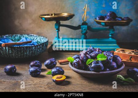 Frisch gepflückte Zwetschgen-Früchte in einer Schüssel Stockfoto