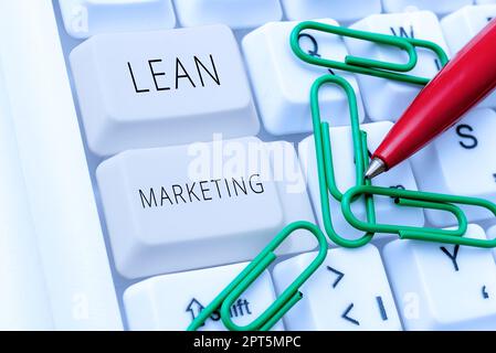 Hand schreiben Zeichen Lean Marketing, Wort geschrieben, verantwortlich für die Prüfung Einzelhandel Strategie und vor Ort, die fachmännisch funktioniert Stockfoto