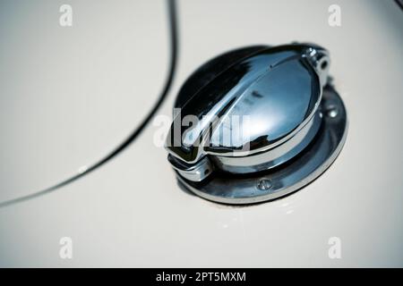 Tankdeckel mit Schlüsselschlitz auf weißem Oldtimer oder Bus. Stockfoto