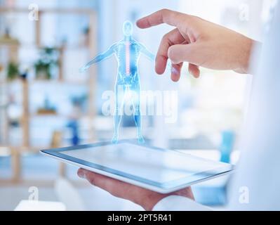 Virtuelle KI, Körper-Hologramm und Arzt, der in der Gesundheitsforschung mit digitalem Design auf Tablet in einem Krankenhaus am Arbeitsplatz arbeitet. Hände einer Krankenschwester Stockfoto