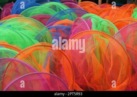 Vollbildaufnahme von verschiedenen Nylon-Fischernetzen in leuchtenden Farben Stockfoto