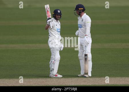 Durham's Olly Robinson würdigt den Applaus der Zuschauer, die am Donnerstag, den 27. April 2023, im Seat Unique Riverside, Chester le Street, beim LV= County Championship Match zwischen Durham und Derbyshire fünfzig erreicht haben. (Foto: Mark Fletcher | MI News) Guthaben: MI News & Sport /Alamy Live News Stockfoto