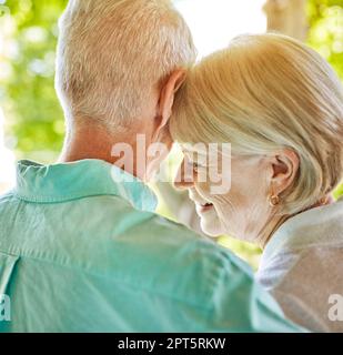 Ich komme immer näher. Rückblick auf ein liebevolles Seniorenpaar, das im Sommer draußen stand. Stockfoto