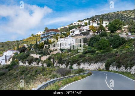 Tala, Zypern - 27. März 2023 - Straße zum Dorf in den Bergen Stockfoto