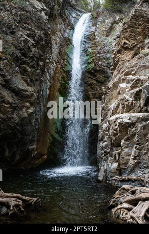 Der Millomeris-Wasserfall mit Felsen und Spritzwasser, Pano Platres, Zypern Stockfoto
