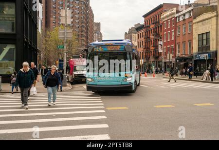 Der NYCTA-Bus fährt am Donnerstag, den 6. April 2023 von der Eighth Avenue in Greenwich Village in New York auf die West 14. Street. (© Richard B. Levine) Stockfoto